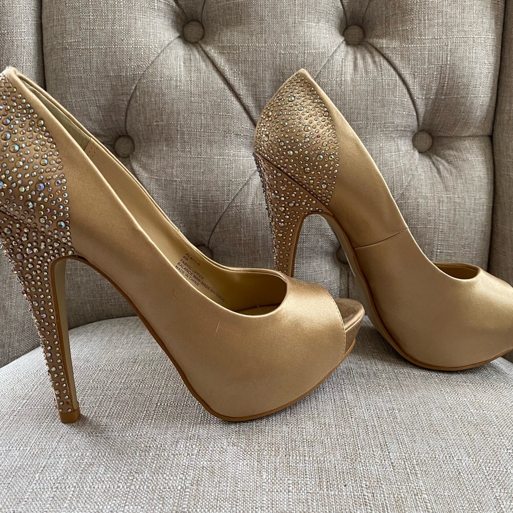 8M Champagne Satin Women’s Steve Madden pumps with crystals